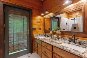 Badewanne, Haartrockner, Handtücher, Seife