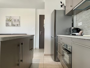 Réfrigérateur, micro-ondes, four, plaque de cuisson