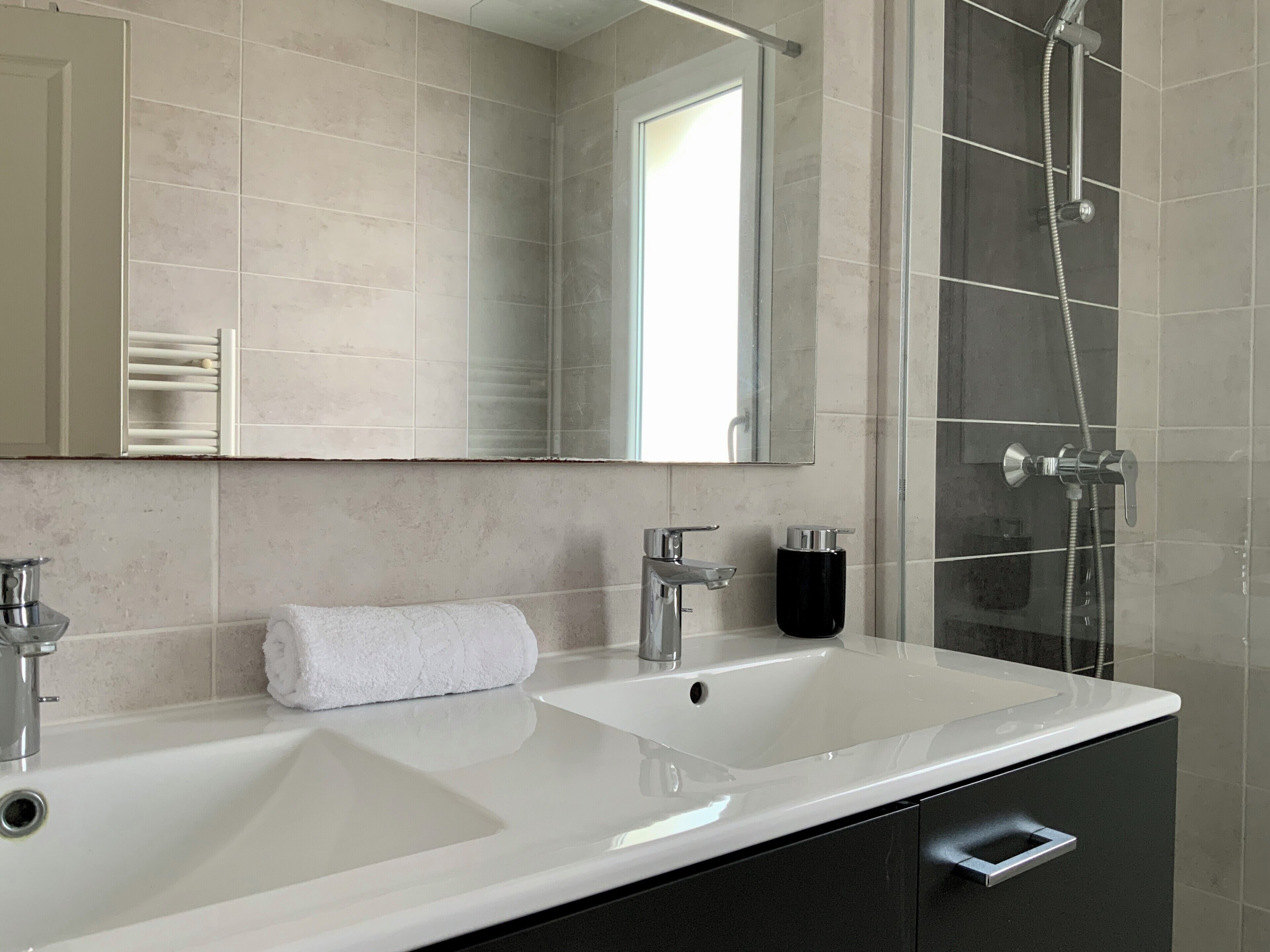 Douche, sèche-cheveux, serviettes fournies