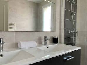 Dusche, Haartrockner, Handtücher