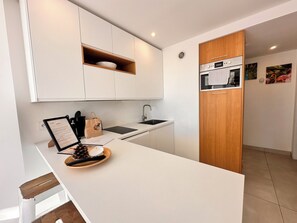 Fridge, microwave, stovetop, dishwasher