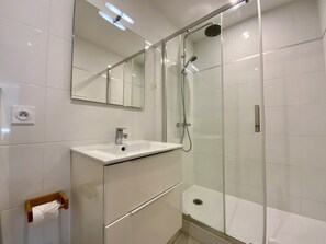 Dusche, Haartrockner, Handtücher