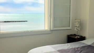 2 bedrooms, iron/ironing board, WiFi