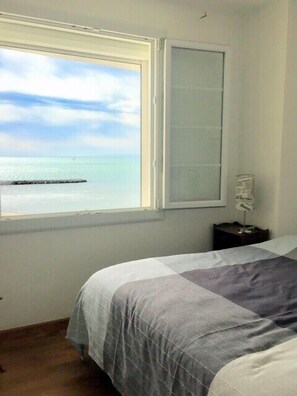 2 bedrooms, iron/ironing board, WiFi