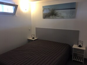 2 bedrooms, bed sheets