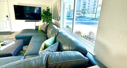 BRIGHT BEACH BUNGALOW New with Heated Pool!