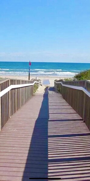 Chaises longues, serviettes de plage