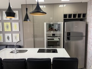 Geladeira, micro-ondas, fogão, cooktop