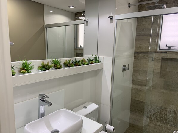 Combined shower/tub, bidet