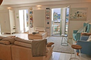 Books - Our high-quality vacation apartment "Hafenheimat" welcomes you in a casual Scandinavian style with a direct view of the Schlei, the sailing harbor and the herring fence, as well as the apartment's own terrace, from where you can watch the hustle and bustl (Kappeln)