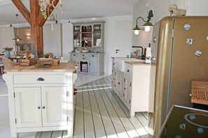 Interior - Our high-quality vacation apartment "Hafenheimat" welcomes you in a casual Scandinavian style with a direct view of the Schlei, the sailing harbor and the herring fence, as well as the apartment's own terrace, from where you can watch the hustle and bustl (Kappeln)