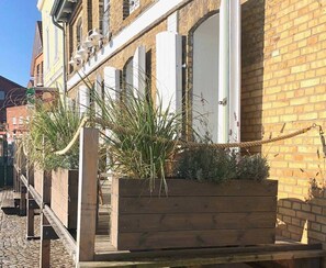 Property grounds - Our high-quality vacation apartment "Hafenheimat" welcomes you in a casual Scandinavian style with a direct view of the Schlei, the sailing harbor and the herring fence, as well as the apartment's own terrace, from where you can watch the hustle and bustl (Kappeln)