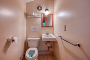 Basic Cabin | Bathroom