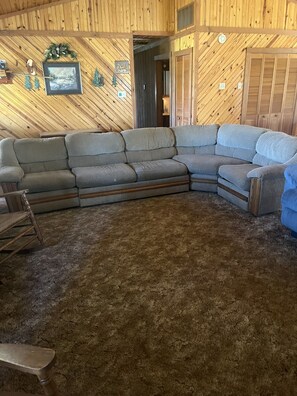 Smart TV, fireplace, DVD player - Carol’s Cabin in the Woods in Historic Hoosier Hills (Vevay)