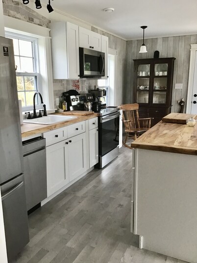 Veronica’s Place - Brand new, roomy cottage on the Bras D'Or Lakes