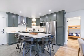 Frigorifero, microonde, forno, piano cottura