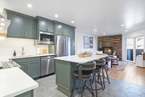 Frigorifero, microonde, forno, piano cottura