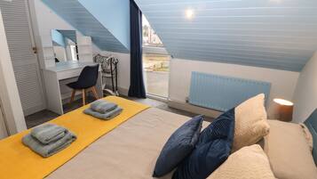 2 Schlafzimmer, individuell dekoriert, individuell eingerichtet