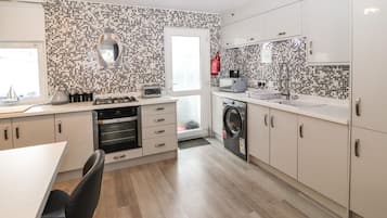 Kühlschrank, Wasserkocher, Toaster, Kochgeschirr/Geschirr/Besteck