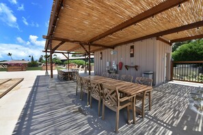 Estudio, 1 cama King size y sofá cama (Eldorado J209) | Restaurante al aire libre