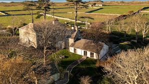 A stone building with a garden and a view of the sea. - Bennar Fawr (Dyffryn Ardudwy)