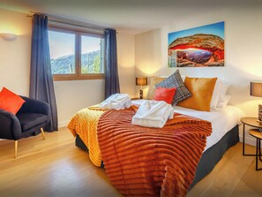 4 bedrooms, iron/ironing board, WiFi, bed sheets
