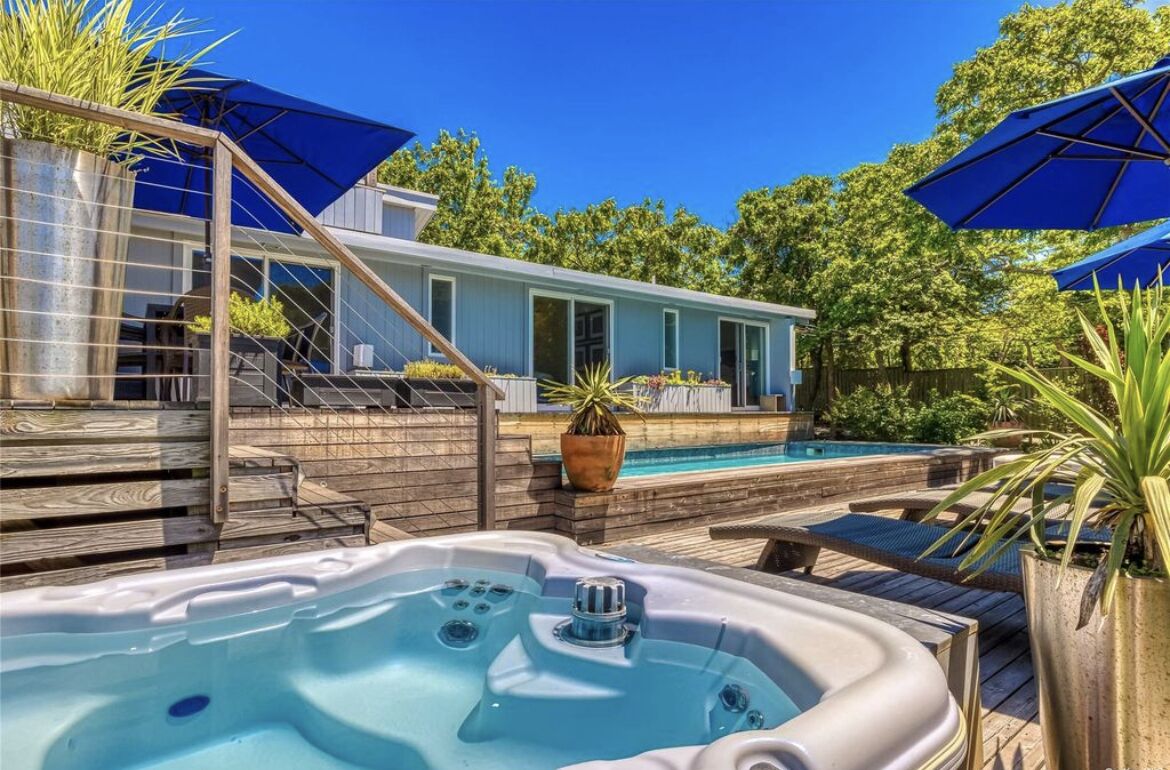 Outdoor spa tub