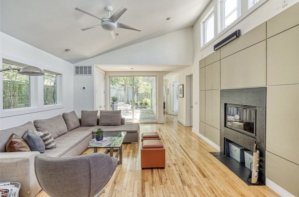 Smart TV, fireplace, video games, books - Beautiful Fire Island Pines Beach House—Pool, Hot Tub, Rooftop, Garden & More! (Sayville)