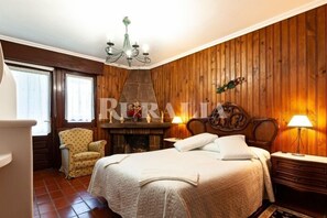 4 bedrooms, iron/ironing board, WiFi, bed sheets - Casa Paco - country house with garden in Caranceja (Reocín, Cantabria) (Caranceja)