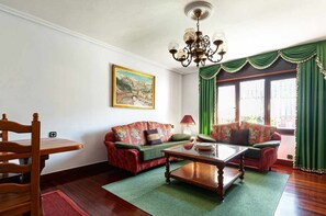 Una televisión, una chimenea