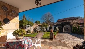 Outdoor dining - Casa Paco - country house with garden in Caranceja (Reocín, Cantabria) (Caranceja)