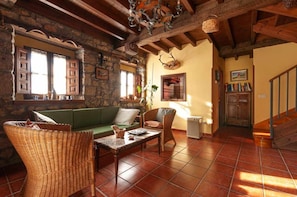 TV, fireplace - Casa Begoña-situada en Sardedo, Ribadesella, en un Paraje Único (Sardedo)