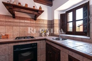 Coffee/tea maker, fridge, microwave, oven - Casa Begoña - country house with mountain views near Ribadesella (Sardedo)
