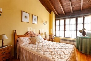 3 bedrooms, iron/ironing board, bed sheets - Casa Begoña - country house with mountain views near Ribadesella (Sardedo)
