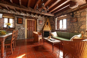 TV, fireplace - Casa Begoña-situada en Sardedo, Ribadesella, en un Paraje Único (Sardedo)