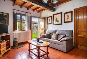 TV, fireplace - Casa Begoña - country house with mountain views near Ribadesella (Sardedo)