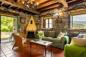 TV, fireplace - Casa Begoña - country house with mountain views near Ribadesella (Sardedo)