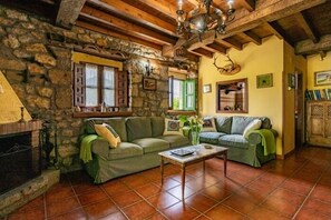 Una televisión, una chimenea
