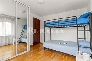 5 slaapkamers, een strijkplank/strijkijzer, beddengoed