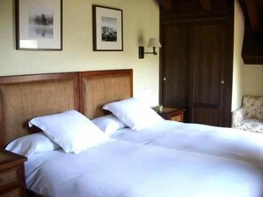 5 quartos, ferros/tábuas de passar roupa, roupa de cama