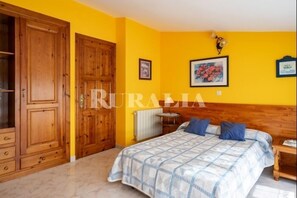 2 bedrooms, iron/ironing board
