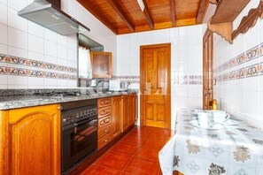 Cafetera o tetera, frigorífico, microondas y horno
