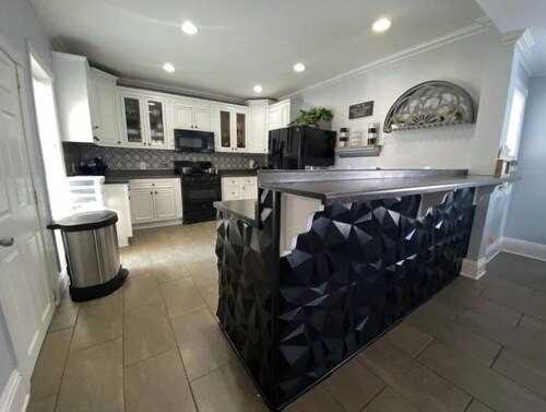 Downtown DC. Heart of Eckington Sleeps 14 4BR  8 Beds + 3.5 Baths 3-Car Parking