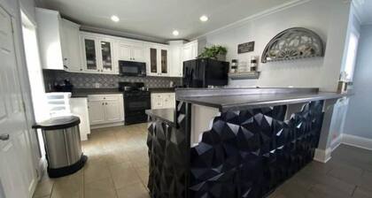 Downtown DC. Heart of Eckington Sleeps 14 4BR 8 Beds + 3.5 Baths 3-Car Parking