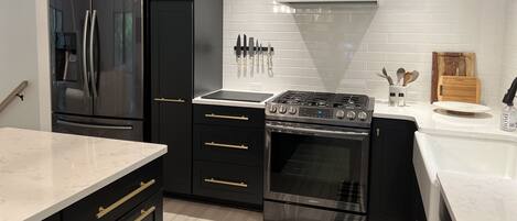 Refrigerador, microondas, horno y parrilla de estufa