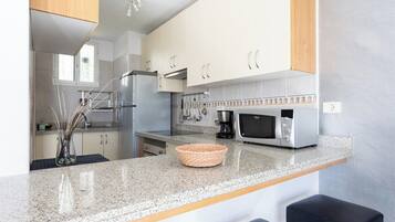 Micro-ondes, four, plaque de cuisson, cafetiĂšre/bouilloire