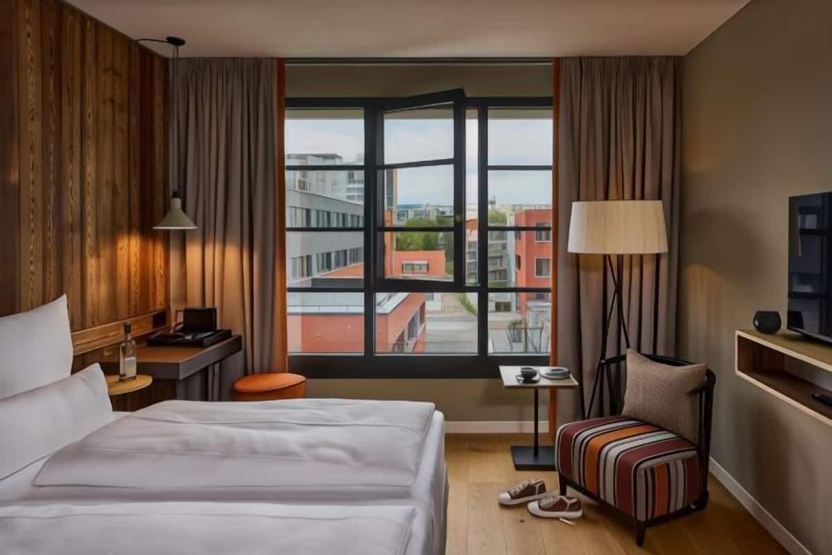 Hypo-allergenic bedding available, minibar, in-room safe