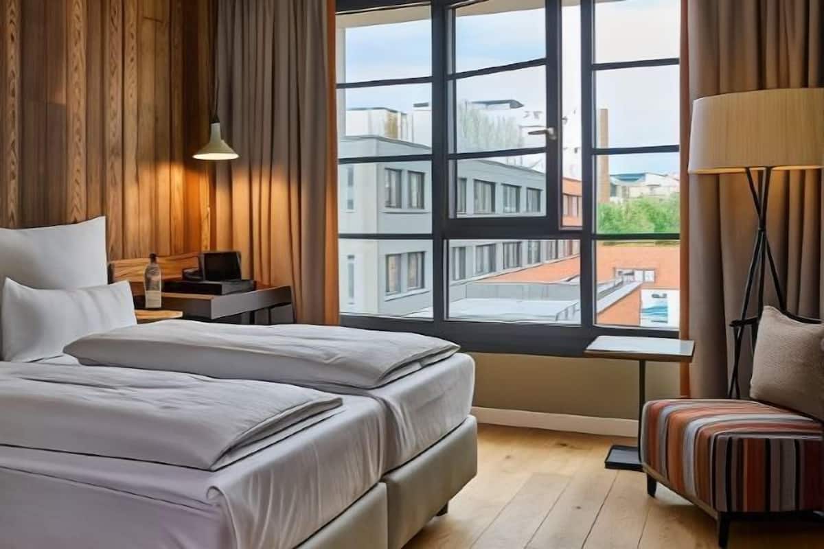 Hypo-allergenic bedding available, minibar, in-room safe