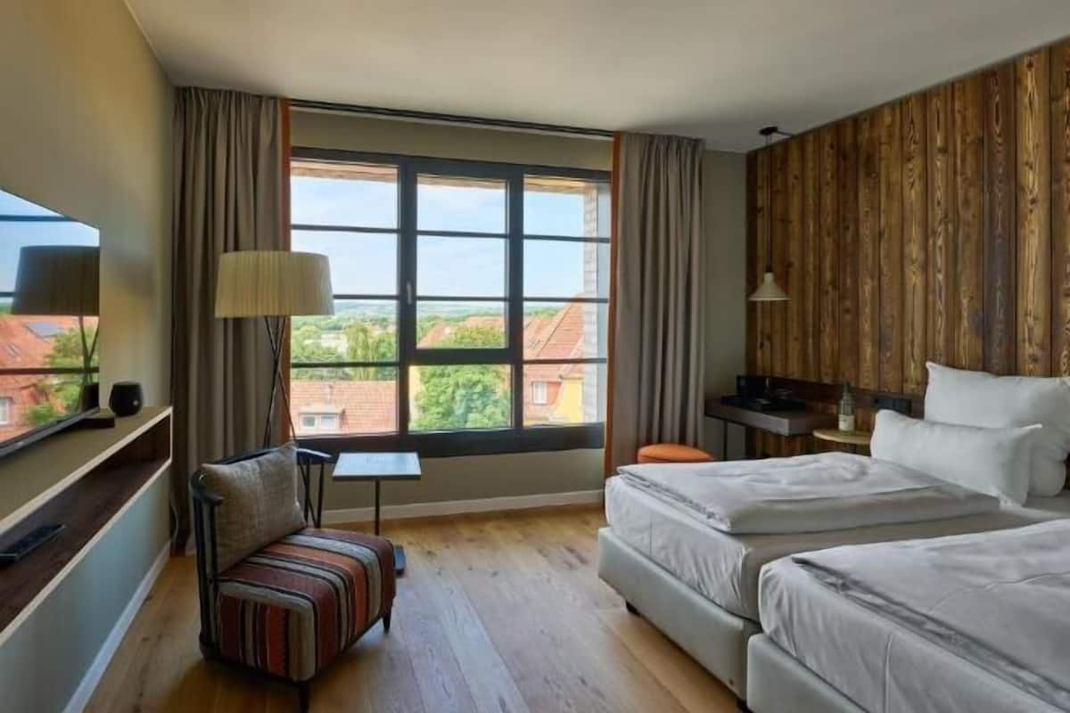 1 bedroom, hypo-allergenic bedding, minibar, in-room safe