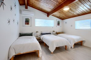 3 Schlafzimmer, Schreibtisch, Bügeleisen/Bügelbrett, Reisekinderbett
